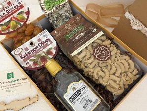 Cretan Gift Box – Tsikoudia and Cretan Delies