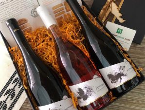 Cretan Gift Box Psithiros Wines & Dear Crete Biscuits